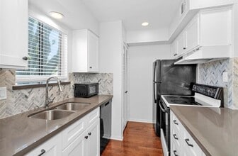 Building Photo - 12100 Melville Dr