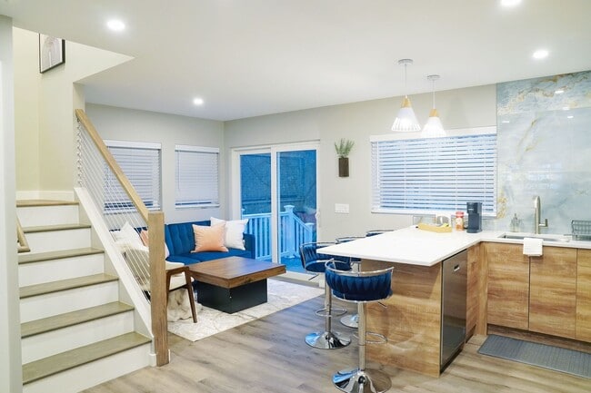 Building Photo - Modern, new construction in Williamstown!