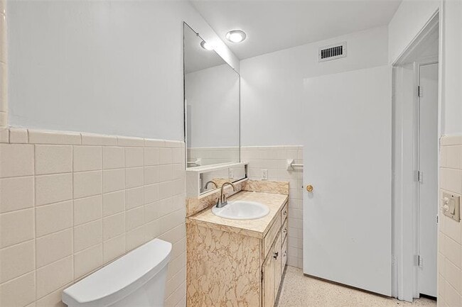 Building Photo - 2624 NE 32nd St