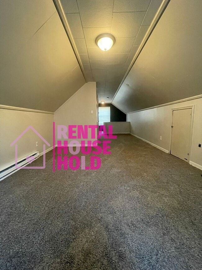 Building Photo - Stunning 3-Bedroom 1-Bath Bunglaow Located...