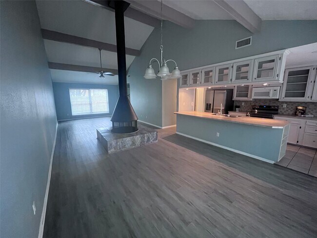 Building Photo - 10909 Glenwolde Dr
