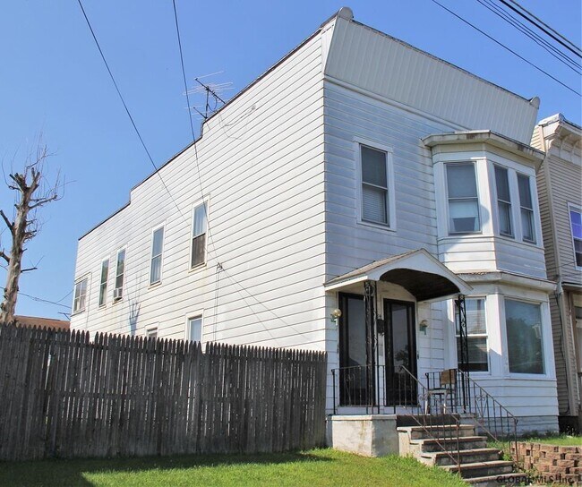 Building Photo - 84 BRESLIN Av