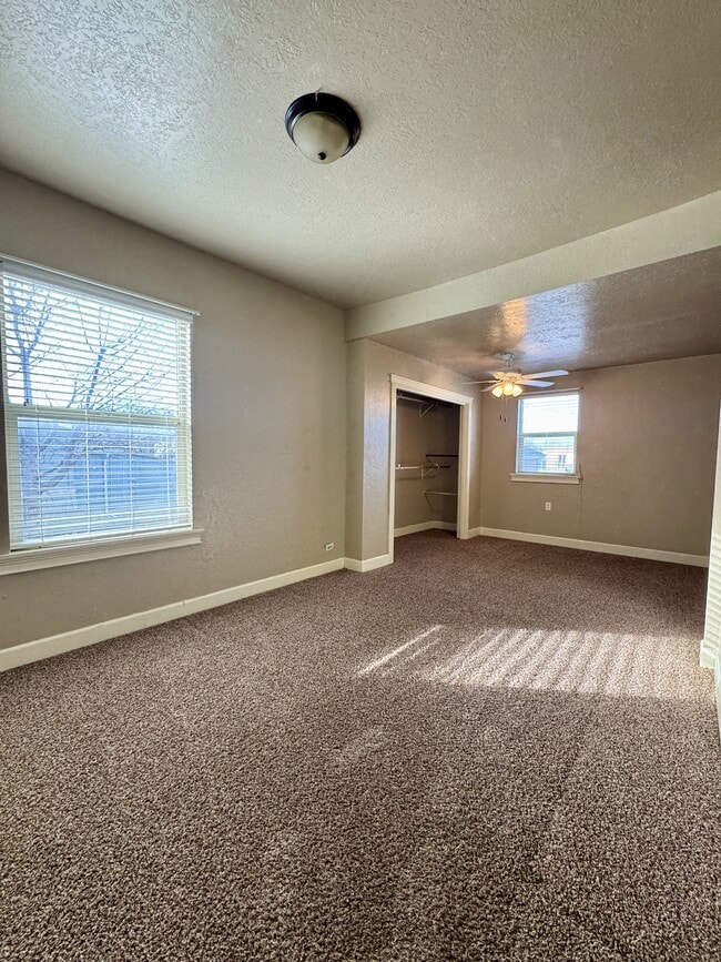 Building Photo - 560 E 6th N