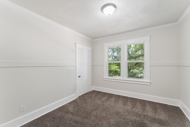 Building Photo - Welcome home to this stunning, light-filled rental that truly has it all! Featuring huge living s...