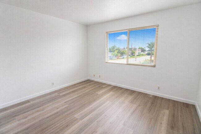 Building Photo - LOFT STYLE 2 Bed/1 Bath Near the Ocean ** Water/Sewer/Trash Included