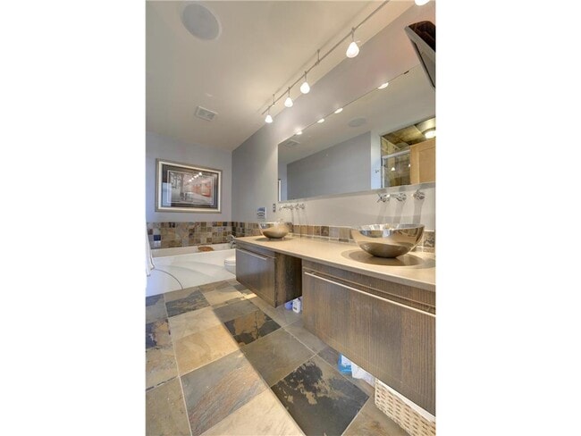 Building Photo - 521 S 7th St