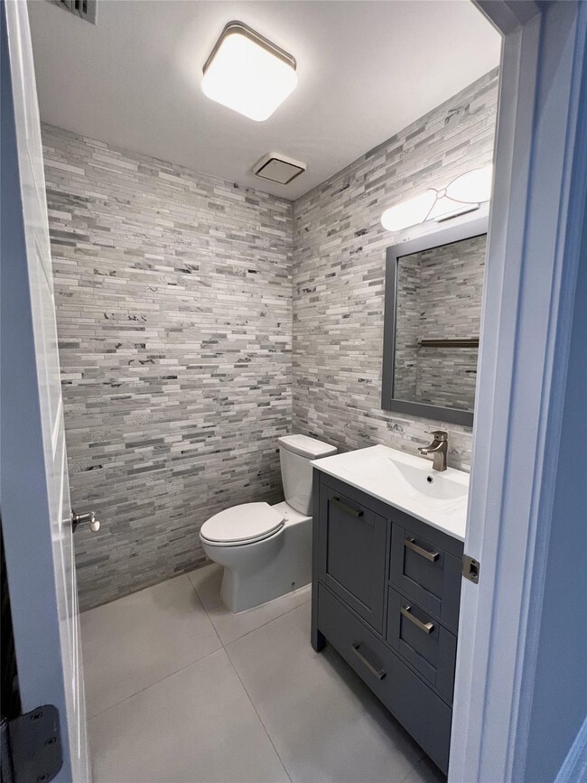 Building Photo - 720 Birdie Ct