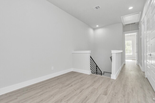 Building Photo - 5818 Burt St