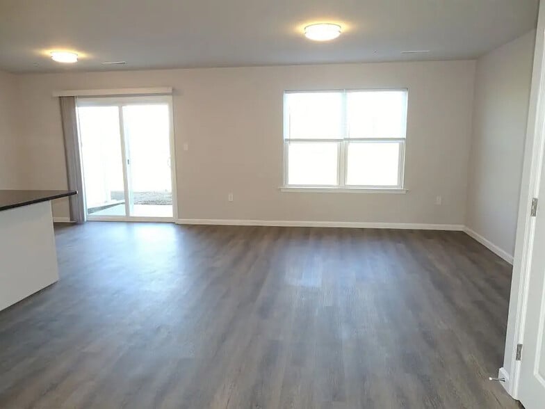 Building Photo - 10 Cobblestone Ct