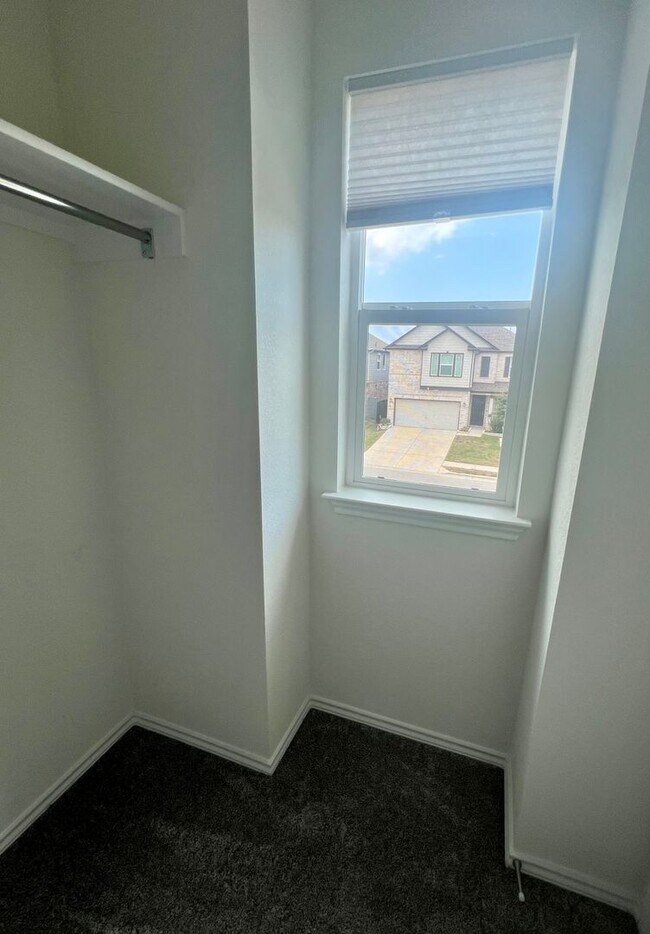 Building Photo - Large 5 Bedroom Home on Corner Lot