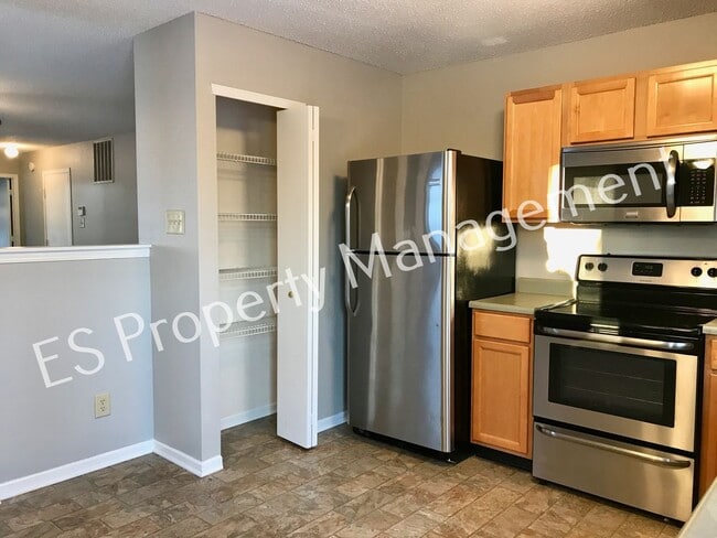 Building Photo - Beautiful 3 Bedroom 2 Bathroom Ranch Style Home in Lawrence!