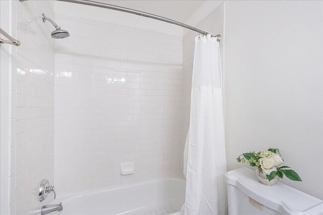 Building Photo - 1411 10th Ave N