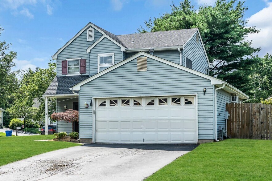 Primary Photo - 6 Cattail Dr