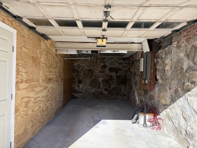 Building Photo - 129 1/2 Summer Street Unit