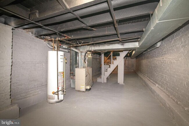 Building Photo - 3 Bed 1 Bath Renovated Townhouse