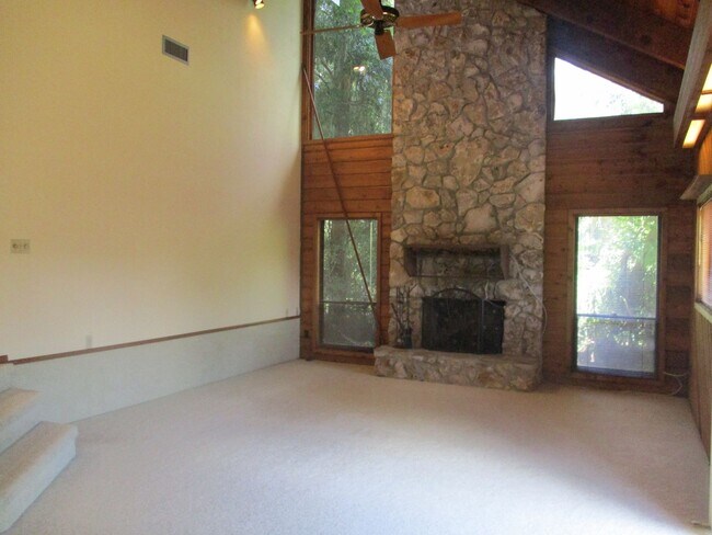 Building Photo - ( Oakcrest) 3/ 2 spacious home