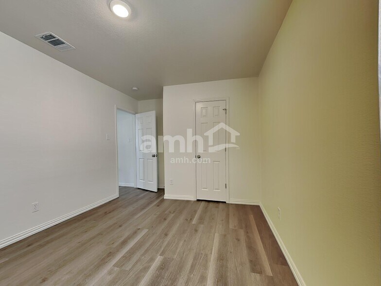 Building Photo - 2912 Mockingbird St