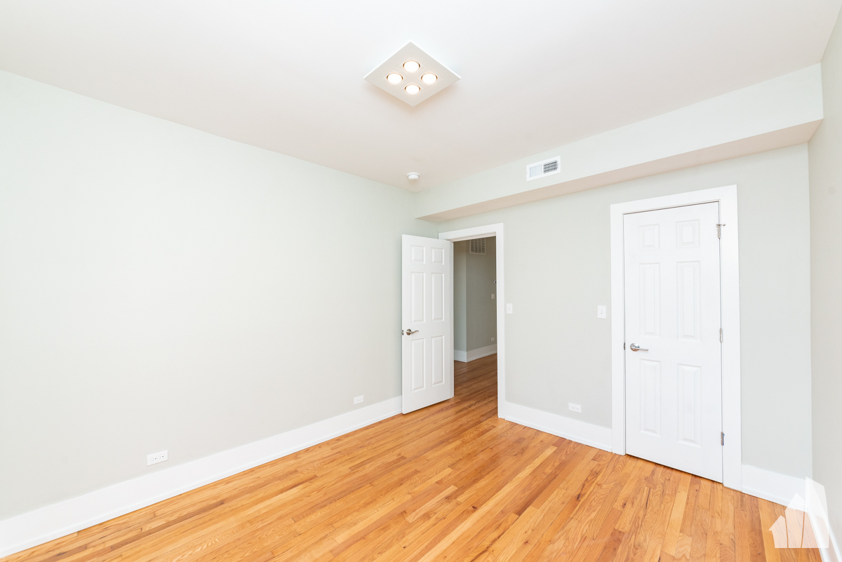 Building Photo - 1122 W Addison St