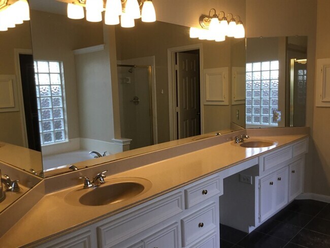 Building Photo - 141 S Laguna Pointe Dr