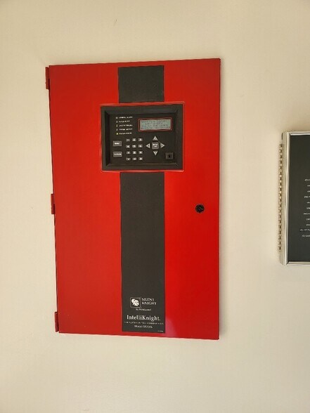 Building Photo - 1541 S Orange Grove Ave