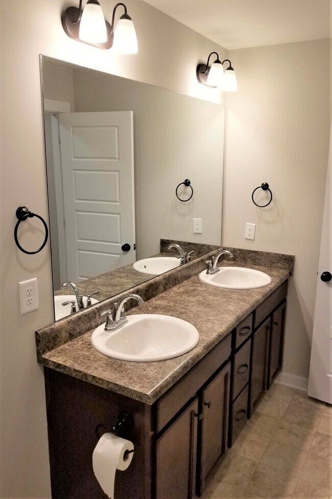 Building Photo - Home for Rent in Lincoln! Available to view with 48 hour notice!