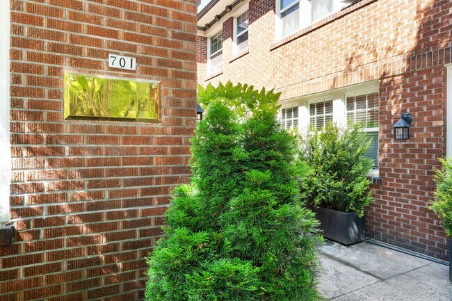 Building Photo - Bright 1 Bed condo in Kerns Neighborhood o...