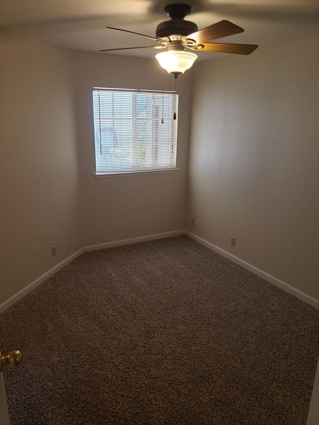 Building Photo - 3 Bedroom close to PV High School