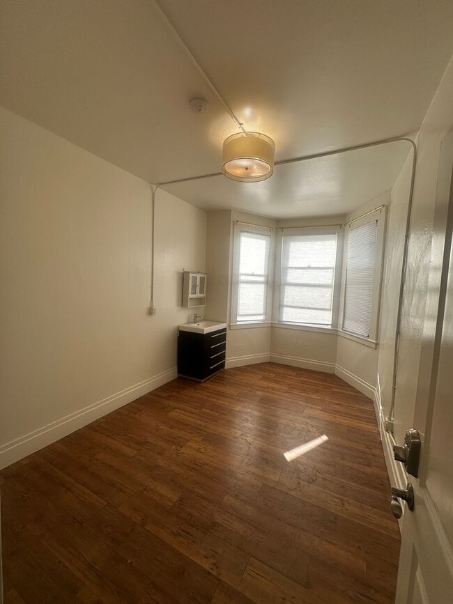 Building Photo - 205 9th St