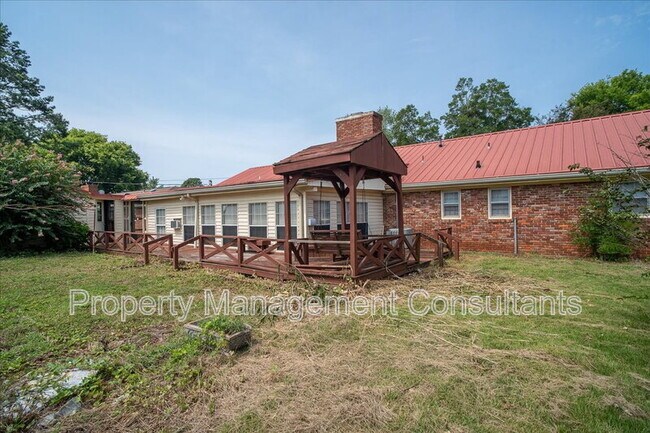 Building Photo - 2524 Chickasaw Dr