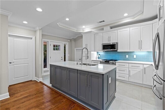 Building Photo - 1841 Gainsborough Dr