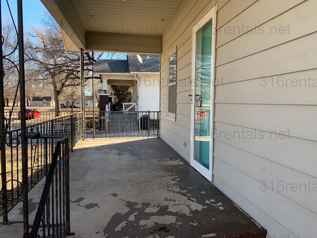 Building Photo - $1150 - 3 bedroom 2 bath - Beautiful home in Delano!