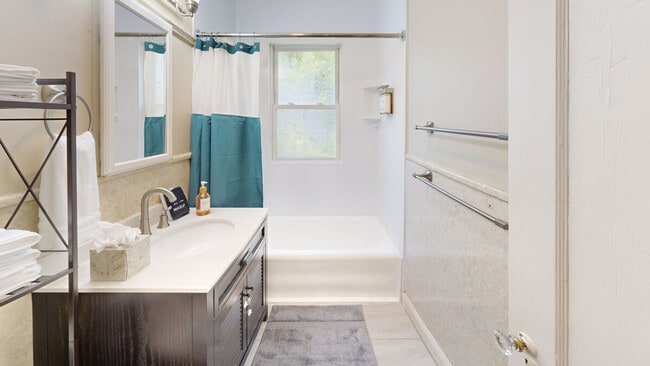 Building Photo - 128 1/2 Elm Street-SI ID1380181P