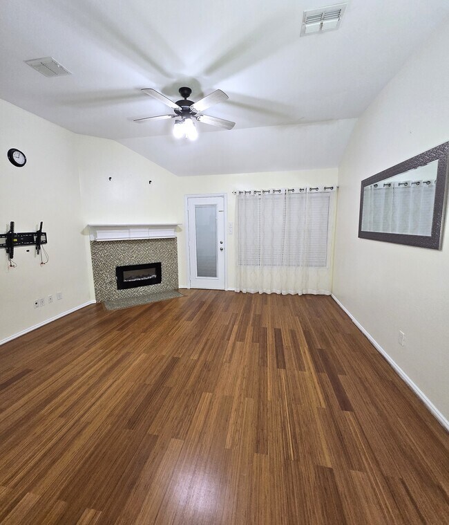Building Photo - 5705 Seneca Dr