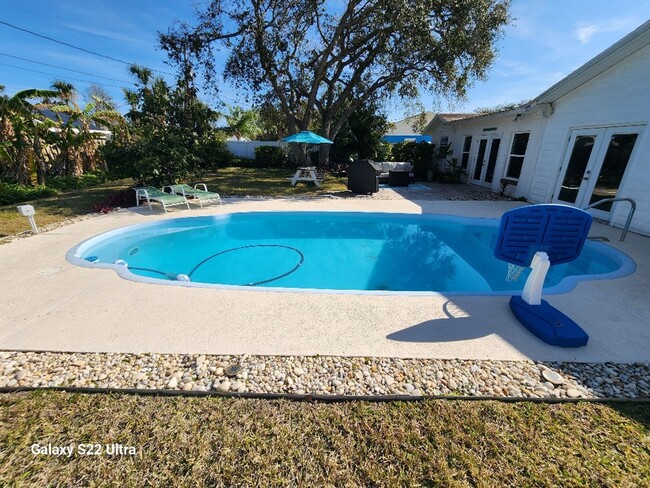 Building Photo - Beautiful Beachside Pool Home