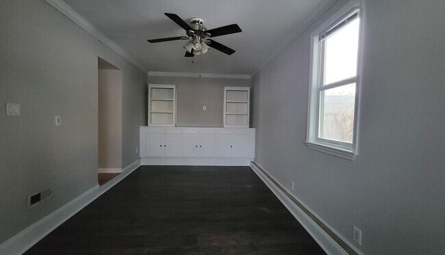 Building Photo - Spacious 3 bedroom house