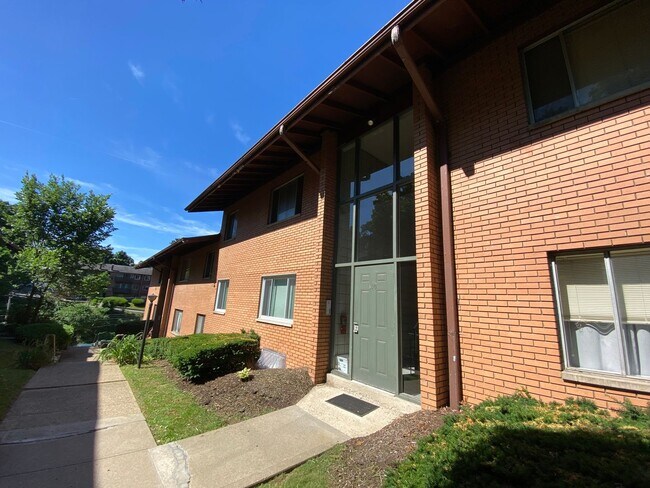 Building Photo - Cozy 1 Bedroom in a Quiet Building in Emsworth!
