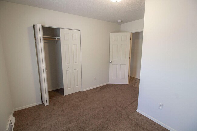 Building Photo - 210 Wheaton Ct