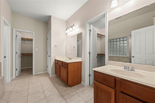 Building Photo - 5105 Hibiscus Valley Dr
