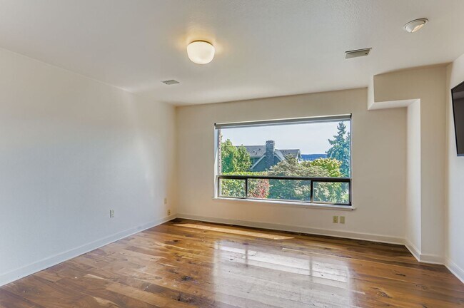Building Photo - Laurelhurst View Home
