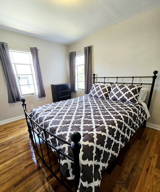 Bedroom 2 with queen sized bed - 205 Harvard Dr SE