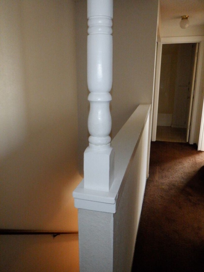 Building Photo - NE Bend 2bed/1.5bath Townhome near St Charles