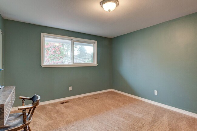 Building Photo - Beautifully Updated 3-Bedroom Home with Large Fenced Yard
