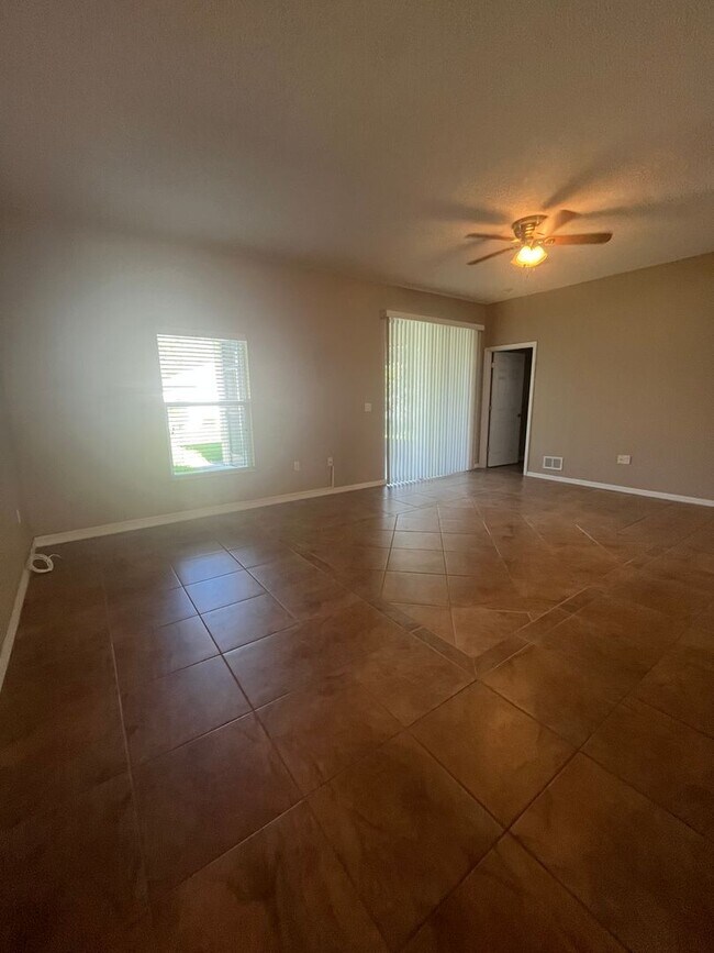 Building Photo - Updated Single family 3 / 2 with Screened ...