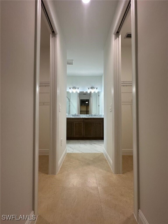 Building Photo - 2167 Della Dr