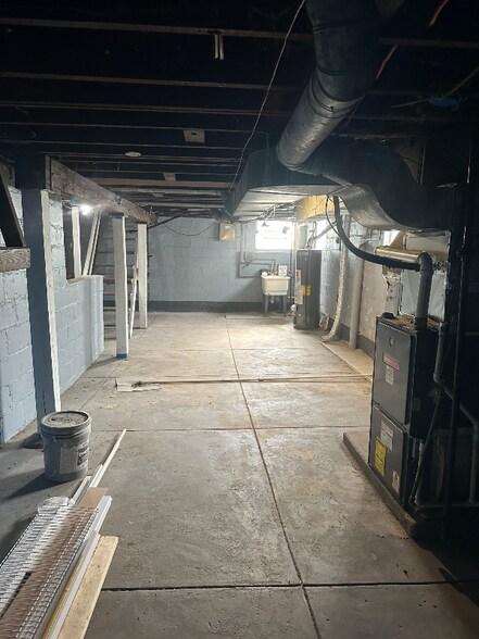 Building Photo - 401 E 15th St