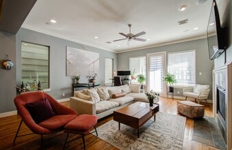 Building Photo - 5222 Lillian St