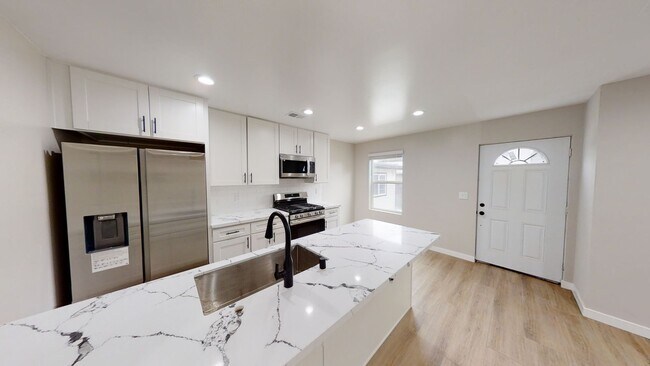 Building Photo - 5119 E Falls View Dr