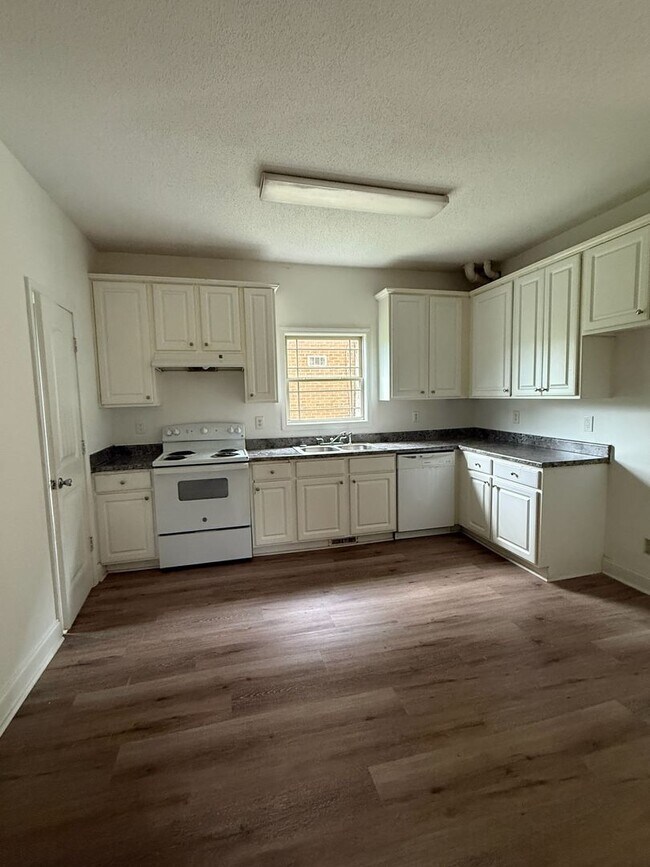 Building Photo - Spacious Two Bedroom Home