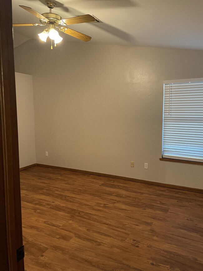 Building Photo - 224 Midway Dr