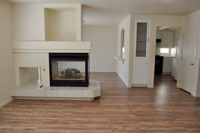 Building Photo - Beautiful Home in Silverado Ranch.
